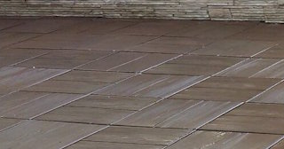 Бетонная брусчатка двора в Люберцах в октябре