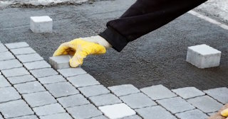 Монтаж тротуарной плитки на даче в Люберцах в октябре