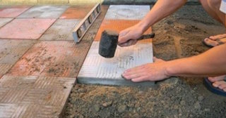 Укладка тротуарной плитки на основание в Люберцах в октябре