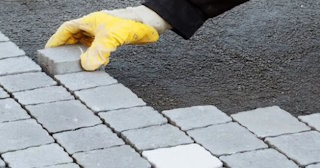 Укладка брусчатки в Люберцах - цена от 842 руб. за м2 | ТротуарнаяПлитка