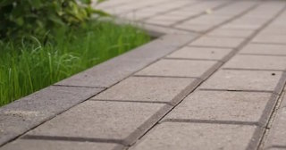 Профессиональная укладка тротуарных дорожек в Люберцах в октябре